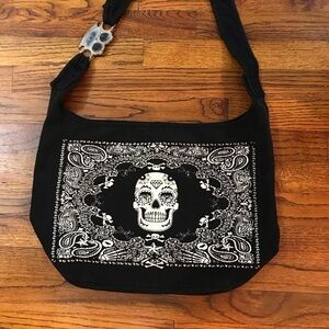Gothic Skull & Bones Black Shoulder Bag Tote Carry All Purse
Smoke Free Home
Bun
